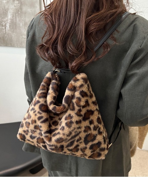 gossip!ロサンゼルス(ゴシップロサンゼルス)の「Y2K ヒョウ柄 ファーバッグ モコモコバッグ 大容量 3WAY(ショルダーバッグ・レディース・ベージュ/レオパード/グレー・FREE)」の11枚目の写真