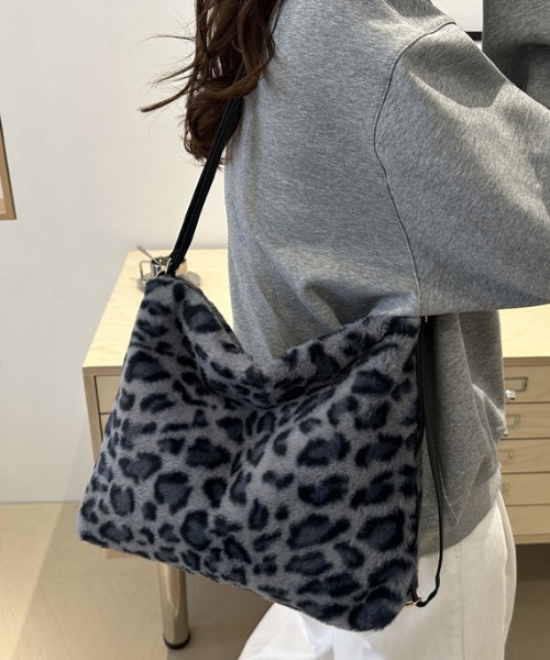 gossip!ロサンゼルス(ゴシップロサンゼルス)の「Y2K ヒョウ柄 ファーバッグ モコモコバッグ 大容量 3WAY(ショルダーバッグ・レディース・ベージュ/レオパード/グレー・FREE)」の10枚目の写真