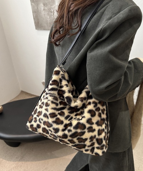 gossip!ロサンゼルス(ゴシップロサンゼルス)の「Y2K ヒョウ柄 ファーバッグ モコモコバッグ 大容量 3WAY(ショルダーバッグ・レディース・ベージュ/レオパード/グレー・FREE)」の21枚目の写真