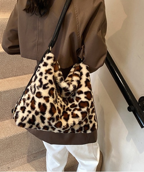 gossip!ロサンゼルス(ゴシップロサンゼルス)の「Y2K ヒョウ柄 ファーバッグ モコモコバッグ 大容量 3WAY(ショルダーバッグ・レディース・ベージュ/レオパード/グレー・FREE)」の17枚目の写真