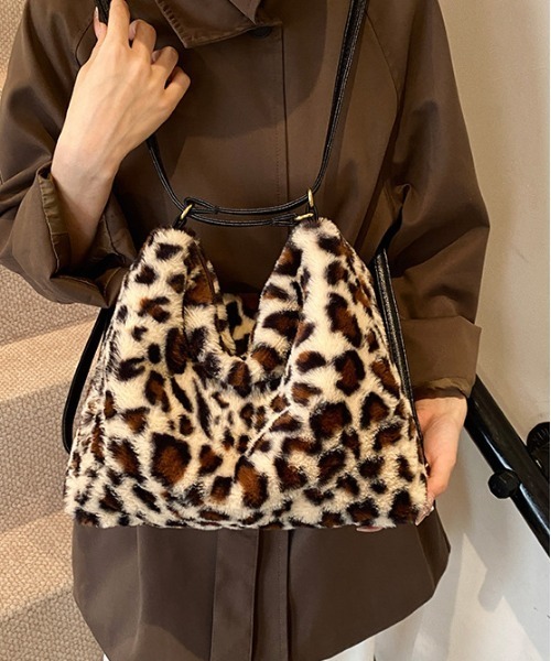 gossip!ロサンゼルス(ゴシップロサンゼルス)の「Y2K ヒョウ柄 ファーバッグ モコモコバッグ 大容量 3WAY(ショルダーバッグ・レディース・ベージュ/レオパード/グレー・FREE)」の19枚目の写真