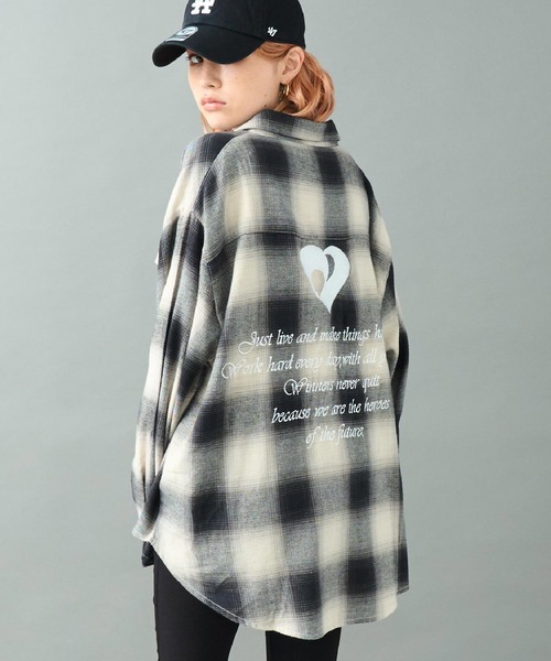 ANAP（アナップ）の「オンブレ チェック 刺繍 オーバーサイズ シャツ（シャツ/ブラウス・レディース・レッド/ブラック・F）」の2枚目の写真