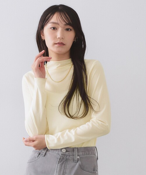 OPAQUE.CLIP(オペークドットクリップ)の「シアーハイネックトップス【洗濯機OK】(Tシャツ/カットソー・レディース・ホワイト/ライトグレー/ブラック/サックスブルー/アイボリー・36/38/40/42)」の2枚目の写真