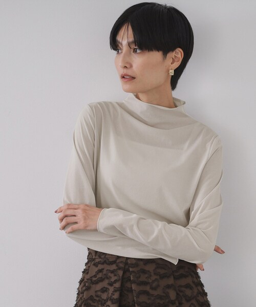 OPAQUE.CLIP(オペークドットクリップ)の「シアーハイネックトップス【洗濯機OK】(Tシャツ/カットソー・レディース・ホワイト/ライトグレー/ブラック/サックスブルー/アイボリー・36/38/40/42)」の4枚目の写真