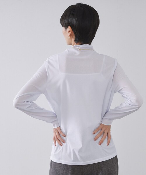 OPAQUE.CLIP(オペークドットクリップ)の「シアーハイネックトップス【洗濯機OK】(Tシャツ/カットソー・レディース・ホワイト/ライトグレー/ブラック/サックスブルー/アイボリー・36/38/40/42)」の6枚目の写真