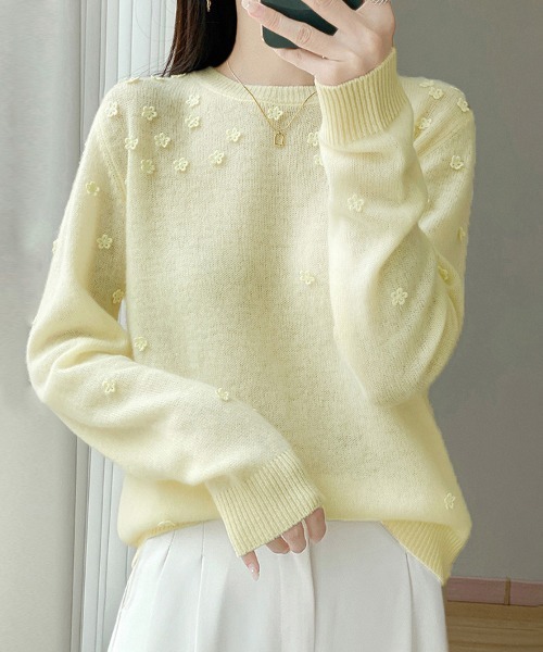 ONEP STAR(ワンピスター)の「立体モチーフ付きニットセーター(ニット/セーター・レディース・グレイッシュベージュ/ワインレッド/ベージュ/パープル/オフホワイト/イエロー・FREE)」の1枚目の写真