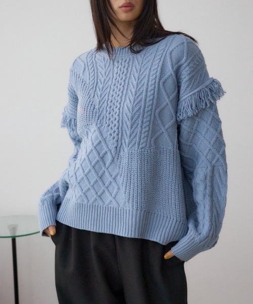 AZUL by moussy(アズールバイマウジー)の「スイッチングフリンジニット(ニット/セーター・レディース・チャコールグレー/アイボリー/サックスブルー・FREE)」の3枚目の写真
