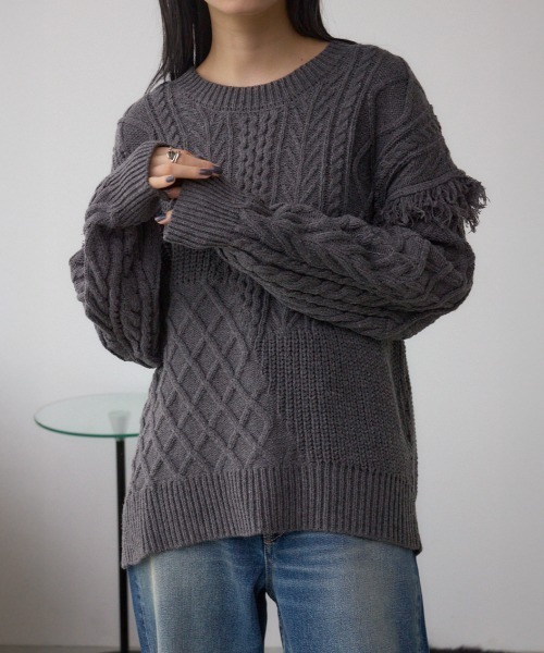 AZUL by moussy(アズールバイマウジー)の「スイッチングフリンジニット(ニット/セーター・レディース・チャコールグレー/アイボリー/サックスブルー・FREE)」の2枚目の写真
