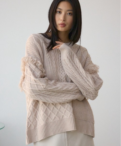 AZUL by moussy(アズールバイマウジー)の「スイッチングフリンジニット(ニット/セーター・レディース・チャコールグレー/アイボリー/サックスブルー・FREE)」の1枚目の写真