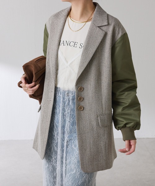 COLLAGE GALLARDAGALANTE(コラージュガリャルダガランテ)の「3つ釦コンビスリーブジャケット(その他アウター・レディース・ベージュ/ネイビー・FREE)」の2枚目の写真