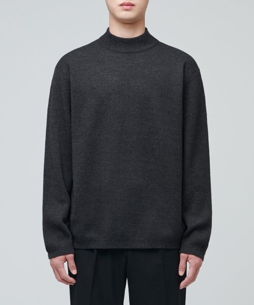 MUSINSA STANDARD（ムシンサスタンダード）の「ミニマルモックネックニット[チャコールグレー]（ニット/セーター・メンズ・その他・LARGE/X-LARGE/XX-LARGE/SMALL/MEDIUM）」の2枚目の写真
