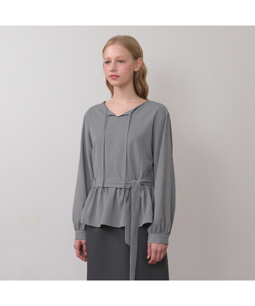 MICANE(ミケーネ)の「トゥルディフリルストラップブラウス(シャツ/ブラウス・レディース・ブラック/グレー・X-LARGE/SMALL/MEDIUM/LARGE)」の1枚目の写真
