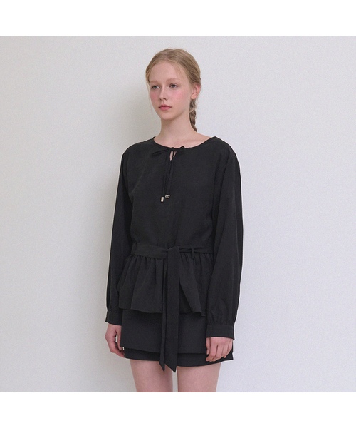 MICANE(ミケーネ)の「トゥルディフリルストラップブラウス(シャツ/ブラウス・レディース・ブラック/グレー・X-LARGE/SMALL/MEDIUM/LARGE)」の2枚目の写真