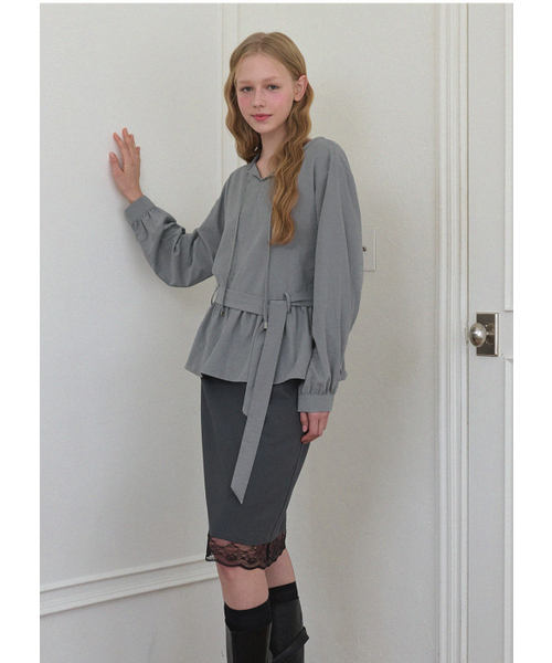 MICANE(ミケーネ)の「トゥルディフリルストラップブラウス(シャツ/ブラウス・レディース・ブラック/グレー・X-LARGE/SMALL/MEDIUM/LARGE)」の6枚目の写真
