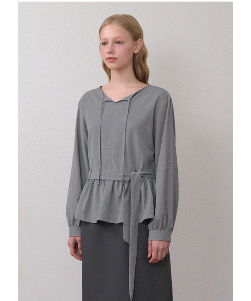 MICANE(ミケーネ)の「トゥルディフリルストラップブラウス(シャツ/ブラウス・レディース・ブラック/グレー・X-LARGE/SMALL/MEDIUM/LARGE)」の5枚目の写真