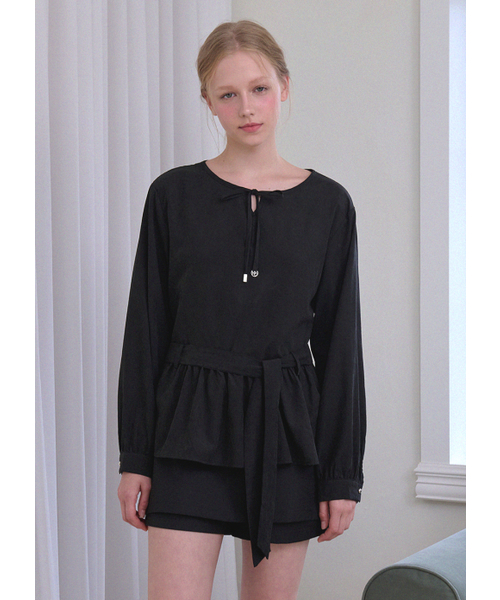 MICANE(ミケーネ)の「トゥルディフリルストラップブラウス(シャツ/ブラウス・レディース・ブラック/グレー・X-LARGE/SMALL/MEDIUM/LARGE)」の4枚目の写真