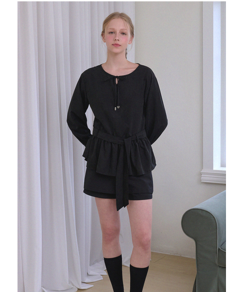 MICANE(ミケーネ)の「トゥルディフリルストラップブラウス(シャツ/ブラウス・レディース・ブラック/グレー・X-LARGE/SMALL/MEDIUM/LARGE)」の3枚目の写真