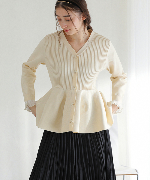 La TOTALITE（ラトータリテ）の「【洗える】ペプラムニット（カーディガン/ボレロ・レディース・アイボリー/ブラック/レッド・FREE）」の2枚目の写真