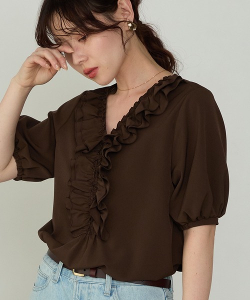 Cherir Mignon(シェリルミニョン)の「【Cherir Mignon】フリルパフスリーブブラウス(シャツ/ブラウス・レディース・サックスブルー/アイボリー/ブラウン/ブラック系・FREE)」の3枚目の写真