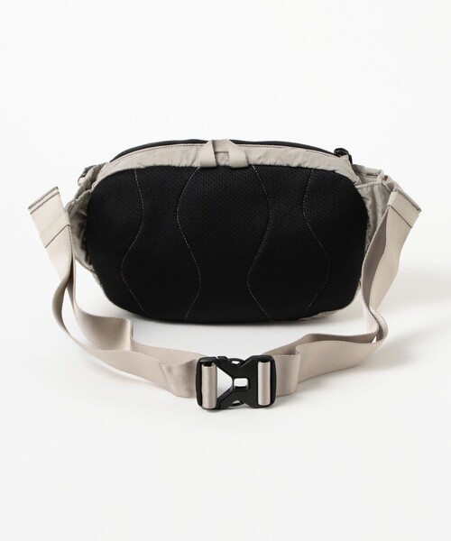 C.P. COMPANY（シーピーカンパニー）の「C.P. Company / Nylon B Crossbody Pack（ショルダーバッグ・メンズ・ブラック/グレー・ONE SIZE）」の4枚目の写真