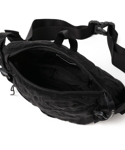 C.P. COMPANY（シーピーカンパニー）の「C.P. Company / Nylon B Crossbody Pack（ショルダーバッグ・メンズ・ブラック/グレー・ONE SIZE）」の8枚目の写真