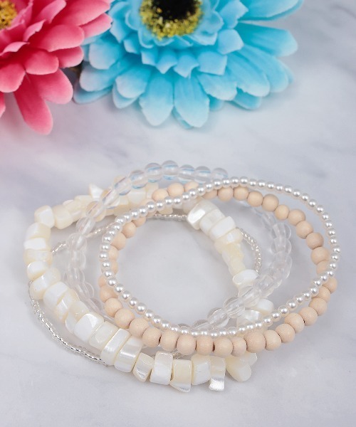 チチカカ(チチカカ)の「異素材ビーズ5連ブレスレット(ブレスレット・レディース・ホワイト/ブルー・FREE)」の1枚目の写真