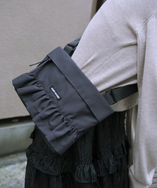 HONEY MI HONEY（ハニーミーハニー）の「rainproof frill mini shoulder bag（ショルダーバッグ・レディース・ブラック/ピンク/ホワイト・FREE）」の2枚目の写真