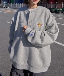 NBA（エヌビーエー）の「NBA エヌビーエー別注 チームロゴ刺繍 ビッグシルエット裏起毛 ヘンリーネックスウェット（スウェット）」