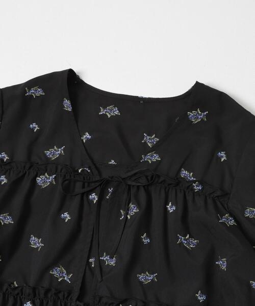 URBAN RESEARCH ROSSO WOMEN（アーバンリサーチ　ロッソ）の「フラワー刺繍ギャザーブラウス（シャツ/ブラウス・レディース・ブラック・FREE）」の3枚目の写真