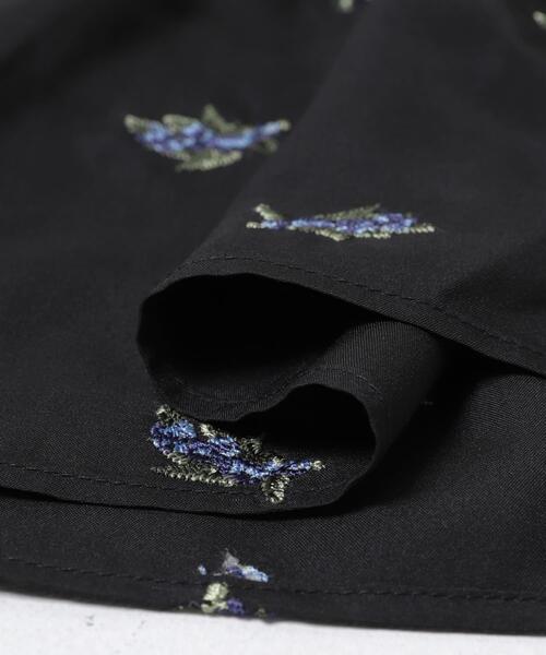 URBAN RESEARCH ROSSO WOMEN（アーバンリサーチ　ロッソ）の「フラワー刺繍ギャザーブラウス（シャツ/ブラウス・レディース・ブラック・FREE）」の6枚目の写真