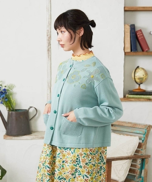 Jocomomola(ホコモモラ)の「El Rucio フラワー刺繍ニットカーディガン(カーディガン/ボレロ・レディース・ブラック/ダークインディゴブルー・40)」の4枚目の写真