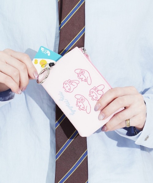 sanrio(サンリオ)の「"09"≪sanrio≫どっちにも伸びーる キーリール付き 2ポケット ナイロン フェイス 刺繍 パスポーチ(パスケース・レディース・ライトイエロー/ライトブルー/ベビーピンク/ライトピンク/ラベンダー/ライトグレー・ONE SIZE)」の6枚目の写真