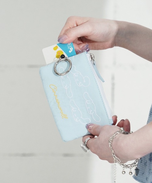 sanrio(サンリオ)の「"09"≪sanrio≫どっちにも伸びーる キーリール付き 2ポケット ナイロン フェイス 刺繍 パスポーチ(パスケース・レディース・ライトイエロー/ライトブルー/ベビーピンク/ライトピンク/ラベンダー/ライトグレー・ONE SIZE)」の3枚目の写真