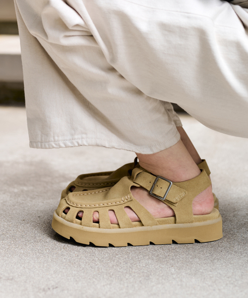 Clarks(クラークス)の「CLARKS/ クラークス meare buckle Gurkhaサンダル(サンダル・レディース・ブラック/ベージュ・23cm/24cm/23.5cm/24.5cm/25cm)」の2枚目の写真