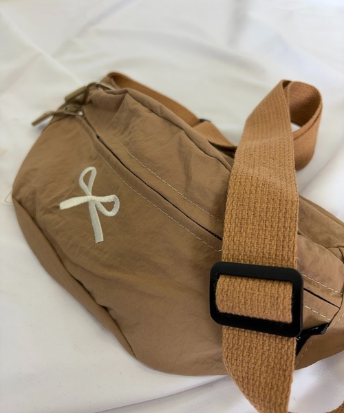 Alite cloth(アリーテクロス)の「リボンロゴミニショルダーバッグ(ショルダーバッグ・レディース・ベージュ/ブラック/ホワイト・FREE)」の3枚目の写真