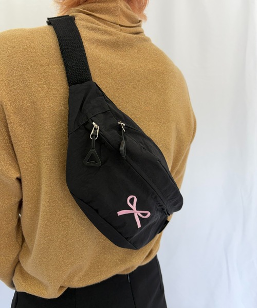 Alite cloth(アリーテクロス)の「リボンロゴミニショルダーバッグ(ショルダーバッグ・レディース・ベージュ/ブラック/ホワイト・FREE)」の2枚目の写真