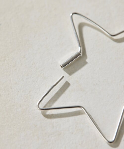 ear PAPILLONNER(イアパピヨネ)の「《スターリングシルバー使用》星型BIGフープピアス(ピアス(両耳用)・レディース・シルバー系その他4・FREE)」の4枚目の写真
