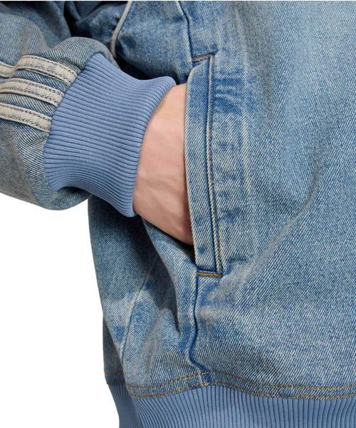 adidas(アディダス)の「adidas SST ADICOLOR DENIM TRACKTOP LIGHT WASH / アディダス SST アディカラー デニム トラックトップ ライトウォッシュ(デニムジャケット・メンズ・ライトインディゴブルー・S/M/L)」の6枚目の写真