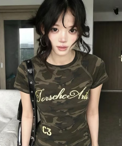 AsheKsha(アシクシャ)の「アメリカンレトロ迷彩柄ショートTシャツ(Tシャツ/カットソー・レディース・カーキ・M)」の6枚目の写真