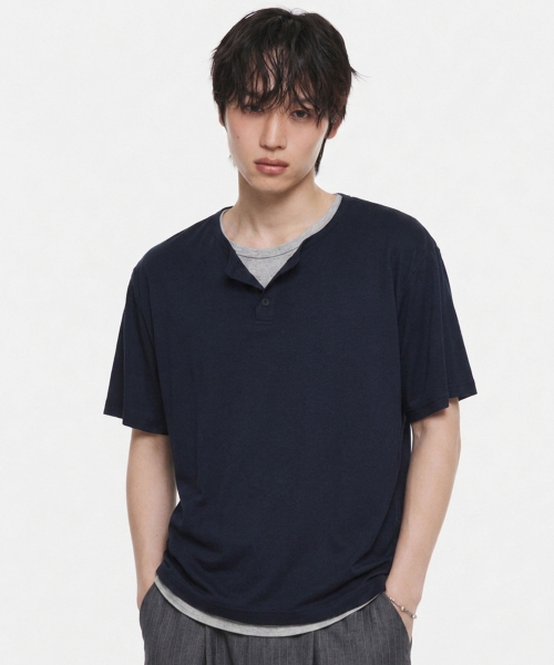 DNSR(ディーエヌエスアール)の「レイヤードヘンリーネックTシャツネイビー(Tシャツ/カットソー・メンズ・その他・MEDIUM/LARGE/X-LARGE)」の3枚目の写真