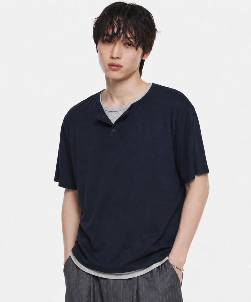 DNSR(ディーエヌエスアール)の「レイヤードヘンリーネックTシャツネイビー(Tシャツ/カットソー・メンズ・その他・MEDIUM/LARGE/X-LARGE)」の2枚目の写真