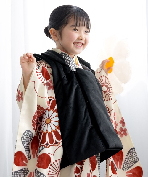 SOUBIEN(ソウビエン)の「【floro by SOUBIEN】3歳女の子用七五三セット(被布コート/着物/襦袢/草履/巾着)(着物・キッズ・ブルー系/ホワイト×レッド/アイボリー/クリーム/ホワイト系/ネイビー系1/ネイビー系/スカイブルー系/サーモンピンク/ピンク系/ワイン系/ローズ系/パイングリーン系/スモーキーグリーン系/ピーコックグリーン系/グリーン系/ダークグリーン系/レッド系/ベージュ系・ONE SIZE)」の2枚目の写真