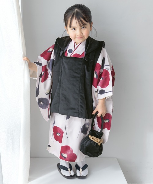 SOUBIEN(ソウビエン)の「【floro by SOUBIEN】3歳女の子用七五三セット(被布コート/着物/襦袢/草履/巾着)(着物・キッズ・ブルー系/ホワイト×レッド/アイボリー/クリーム/ホワイト系/ネイビー系1/ネイビー系/スカイブルー系/サーモンピンク/ピンク系/ワイン系/ローズ系/パイングリーン系/スモーキーグリーン系/ピーコックグリーン系/グリーン系/ダークグリーン系/レッド系/ベージュ系・ONE SIZE)」の5枚目の写真