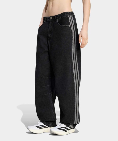 adidas(アディダス)の「HIGH RISE BARREL LEG DENIM PANT / アディダスオリジナルス adidas Originals(デニムパンツ・レディース・ブラック・28/30/27/30/25/30/24/30/26/30/34W 30L/33W 30L/32W 30L/31W 30L/30W 30L/29/30)」の1枚目の写真