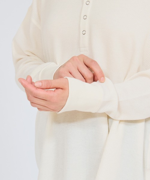 HANES(ヘインズ)の「【Hanes/ヘインズ】レディース Thermal for HER ヘンリーネックTシャツ(Tシャツ/カットソー・レディース・レッド/オフホワイト/グレー系・LARGE/MEDIUM)」の5枚目の写真
