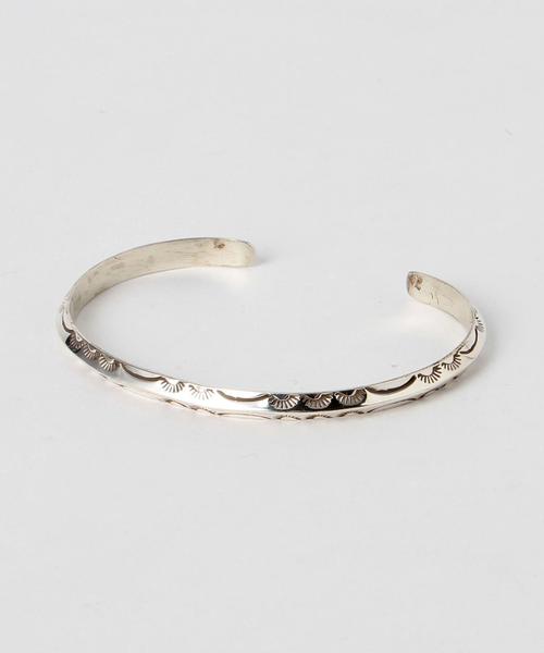 Ray Adakai（レイ・アダカイ）の「＜Ray Adakai＞ Triangle BRAC 16SS/ブレスレット（バングル/リストバンド・メンズ・シルバー・ONE）」の3枚目の写真