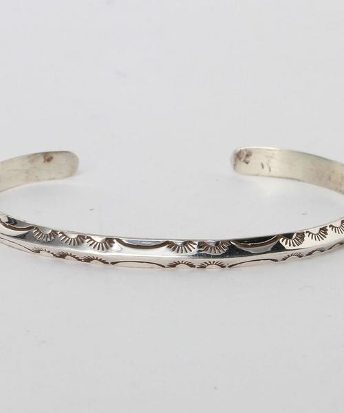 Ray Adakai（レイ・アダカイ）の「＜Ray Adakai＞ Triangle BRAC 16SS/ブレスレット（バングル/リストバンド・メンズ・シルバー・ONE）」の5枚目の写真