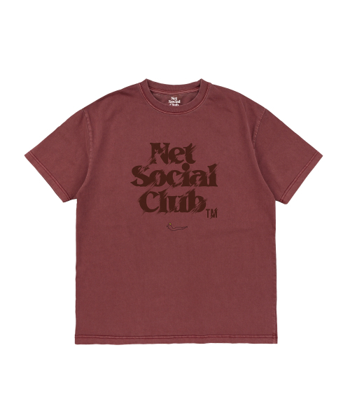 NET SOCIAL CLUB(ネットソーシャルクラブ)の「ジョンマルウィ ベム OG スクラッチロゴ PIGMENT 半袖Tシャツ(バーガンディ)(Tシャツ/カットソー・レディース・その他・LARGE/X-LARGE/SMALL/MEDIUM)」の1枚目の写真