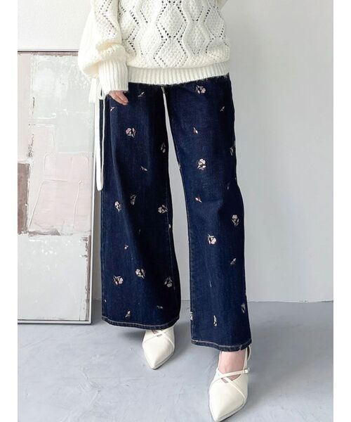 dazzlin(ダズリン)の「リトルフラワー刺繍デニム(デニムパンツ・レディース・ブルー/インディゴブルー・MEDIUM/SMALL)」の2枚目の写真