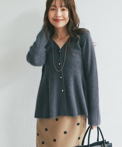 La boutique BonBon（ラブティックボンボン）の「ウールファーペプラムカーディガン（ニット/セーター・レディース・チャコールグレー/サックスブルー/オフホワイト・FREE）」の2枚目の写真